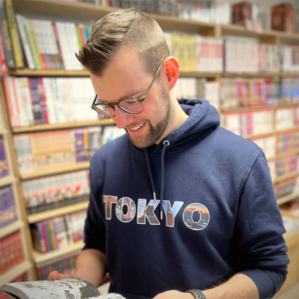 Domi befand sich mit seinem Tokyo Hoodie in einem kleinen Manga Laden in Little Tokyo, Düsseldorf